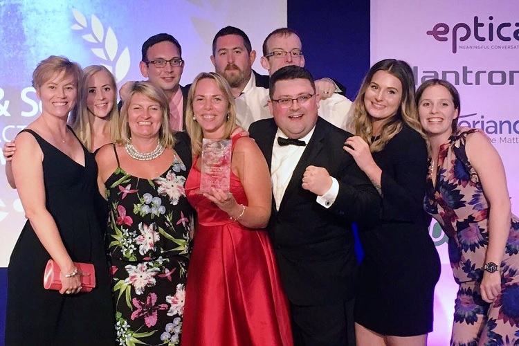 London-and-south-east-contact-centre-awards Customer services team with award